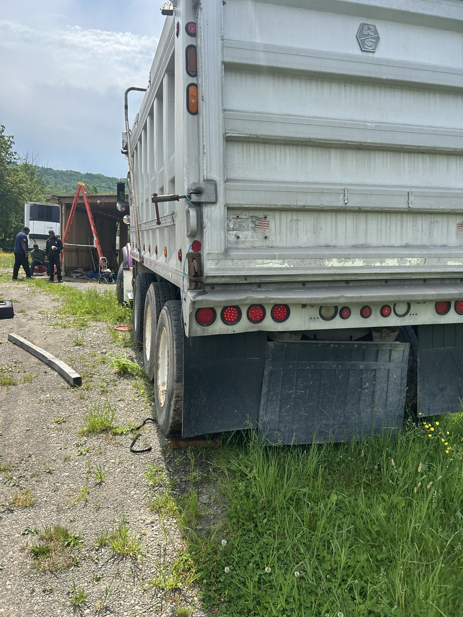1999 Kenworth T800 Dump Truck view 3