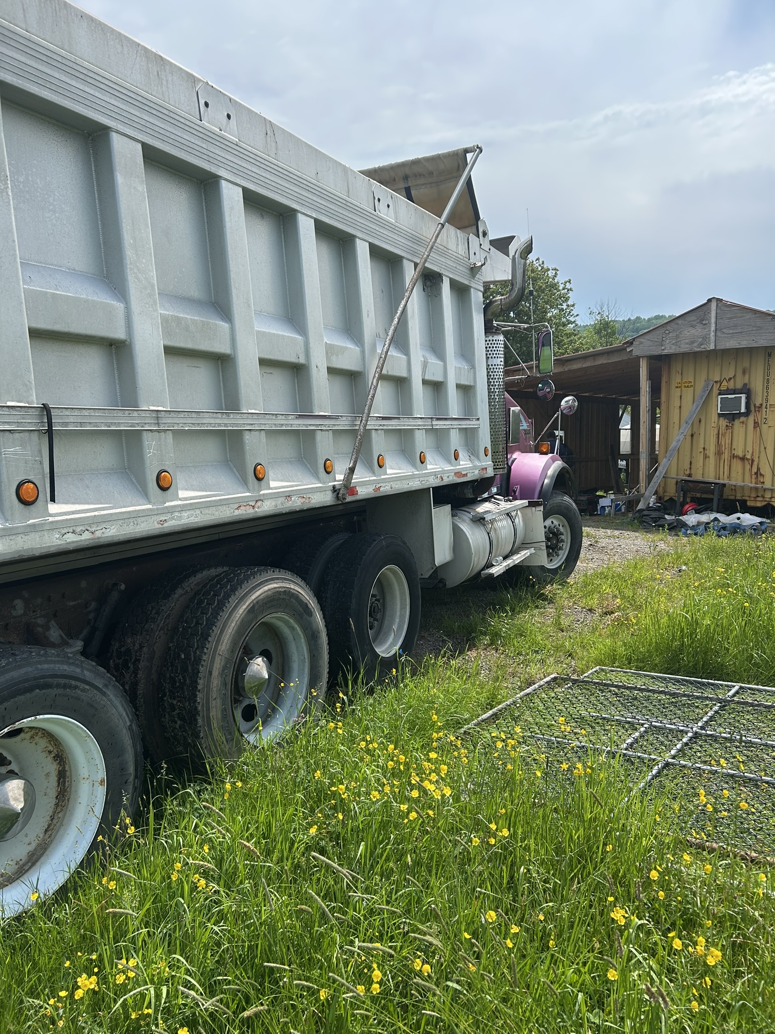 1999 Kenworth T800 Dump Truck view 8
