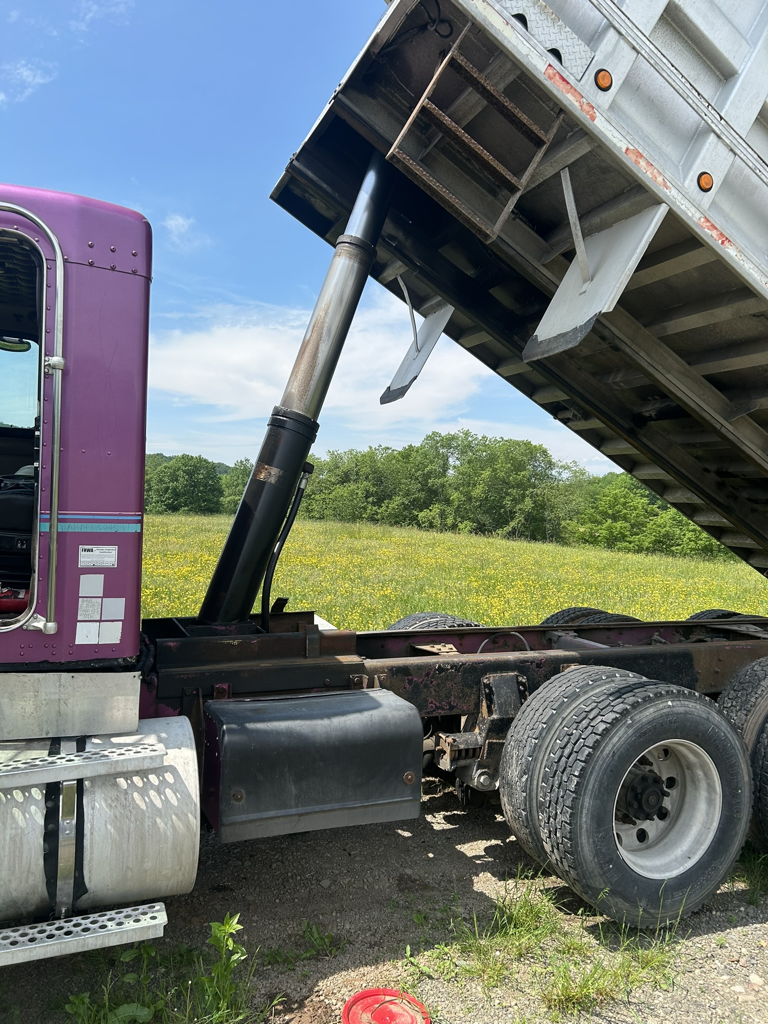 1999 Kenworth T800 Dump Truck view 13